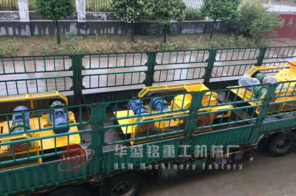 三臺對輥機一起發(fā)往葫蘆島